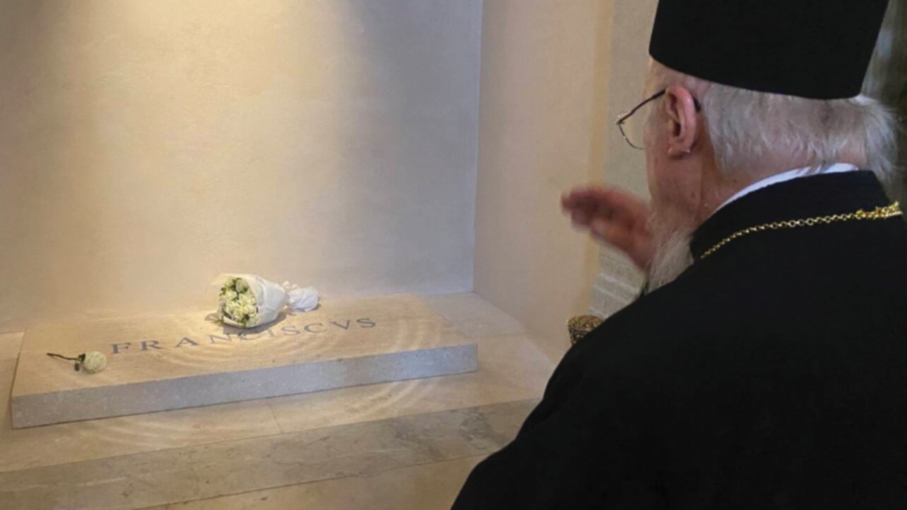  Ecumenical Patriarch Bartholomew Pays Respects at Pope Francis’ Tomb in Rome  ING-006